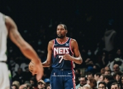 南宫娱乐-老鹰接连失利，杨东进攻无力受批评