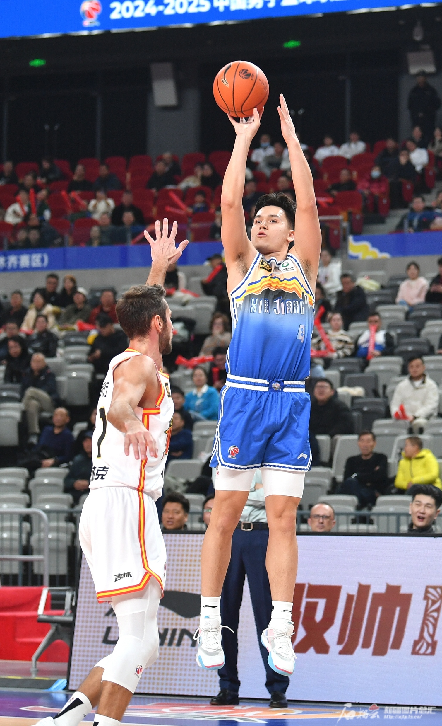 新疆男篮赢得比赛，取得胜利晋级