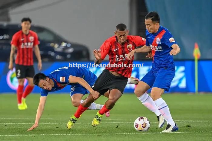 激烈的足球比赛引发球迷热烈争议