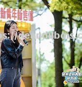 脱口秀选手聚焦花游比赛俏皮解说妙趣横生