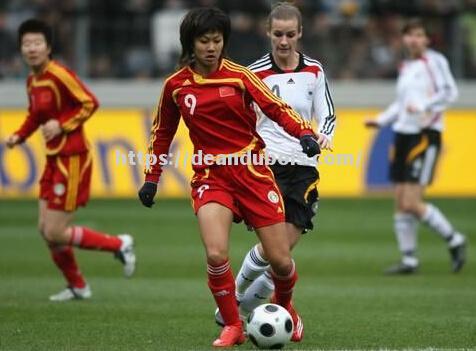 亚洲足球传奇人物事迹展现，感动球迷心灵