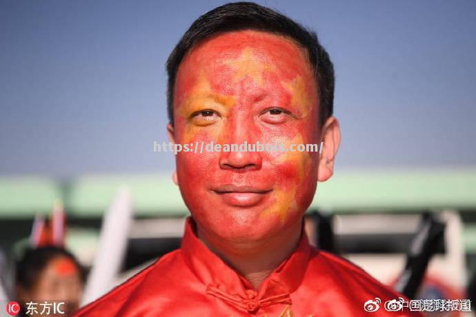 亚洲足球传奇人物事迹展现，感动球迷心灵