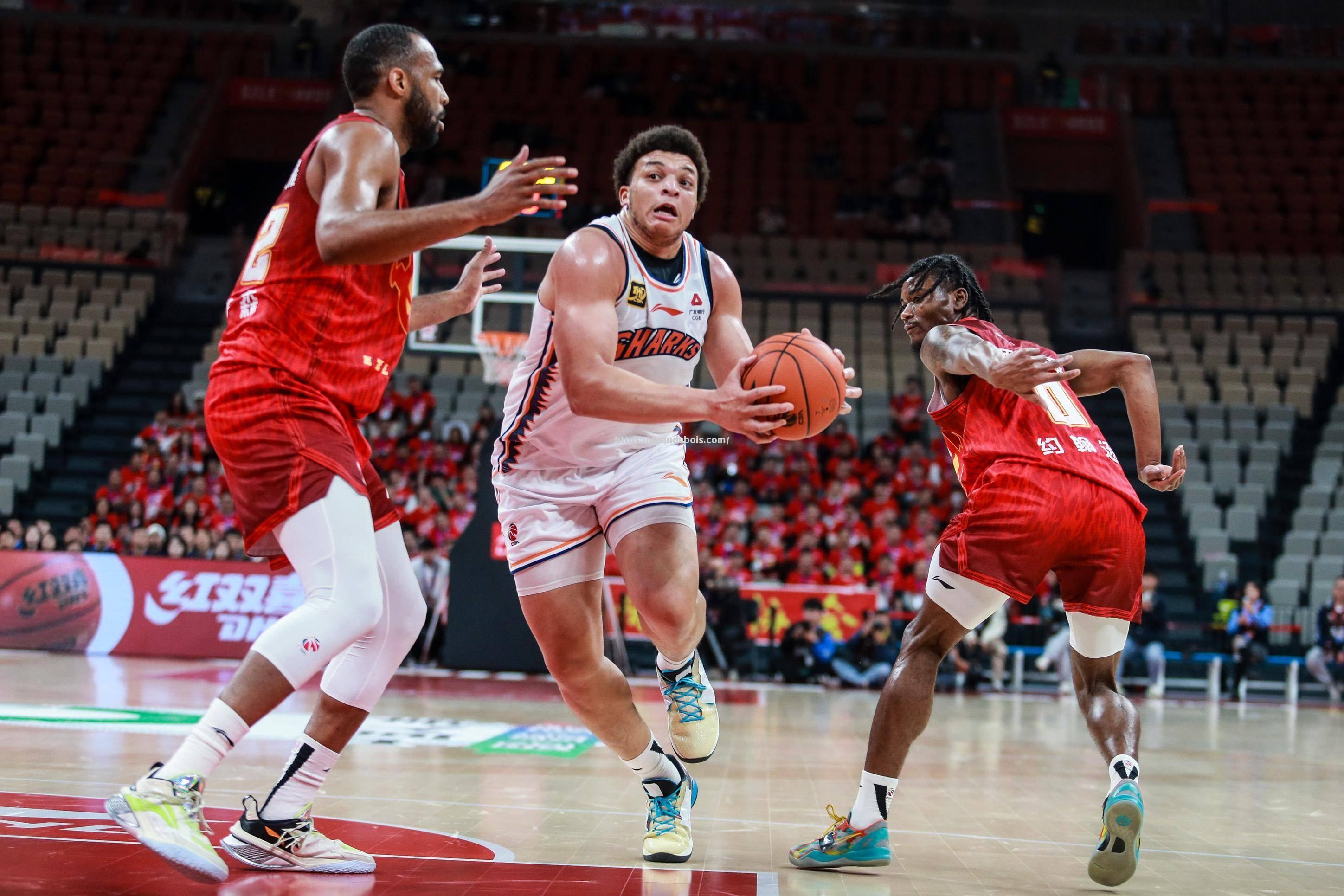 大外援爆发，带领球队击败对手