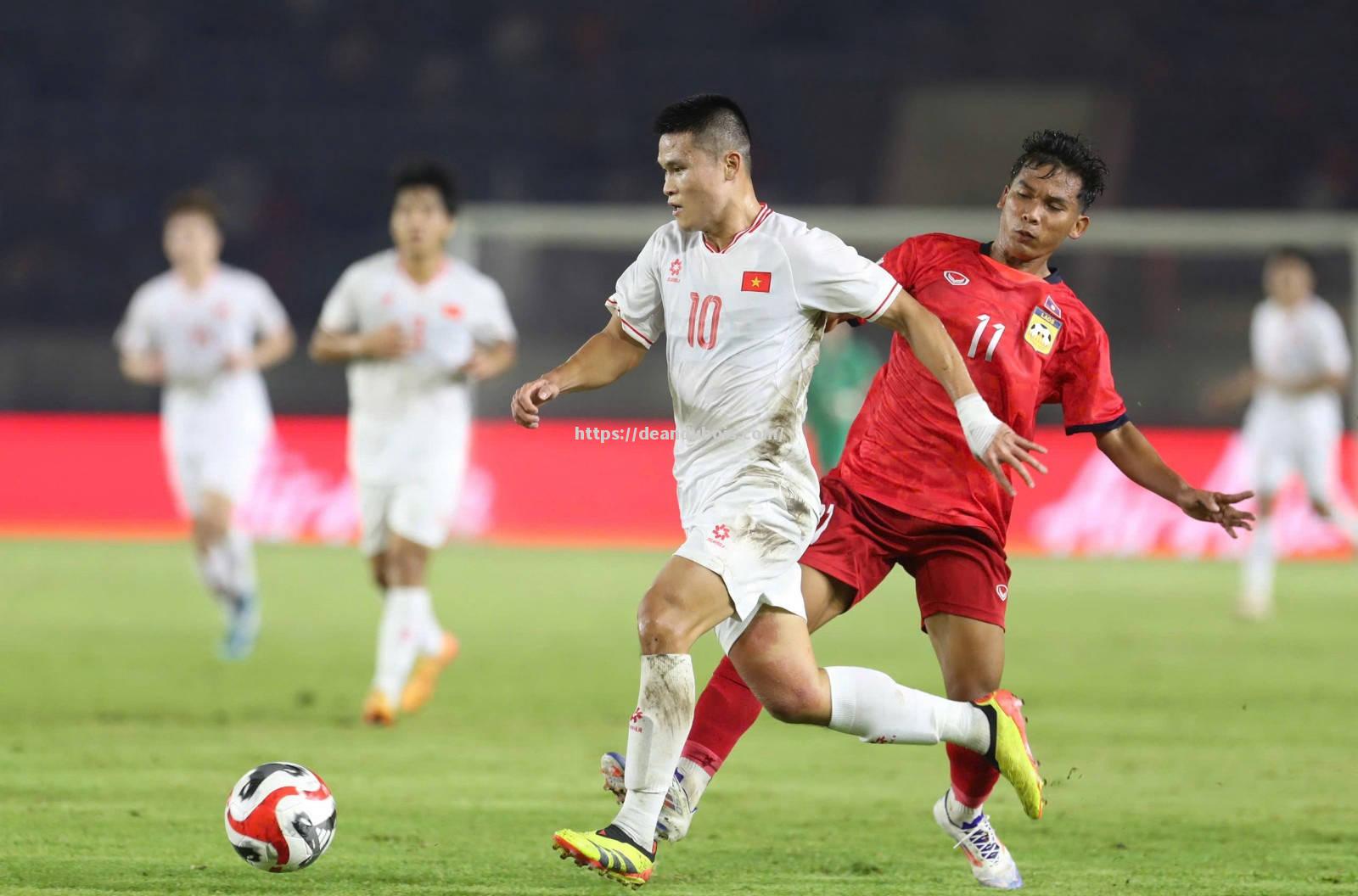 越南俱乐部球员在比赛中奋力拼搏