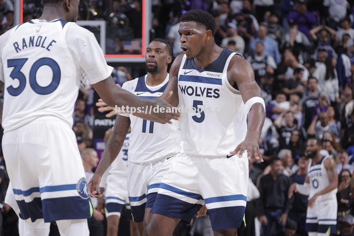 森林狼队在激烈对决中不敌快船队