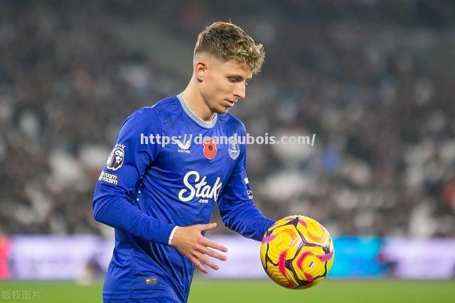 埃弗顿客场抢分，主教练获得掌声